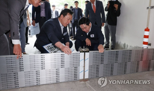 차수벽 설치 상황 점검하는 원희룡 장관 <국토부 제공>